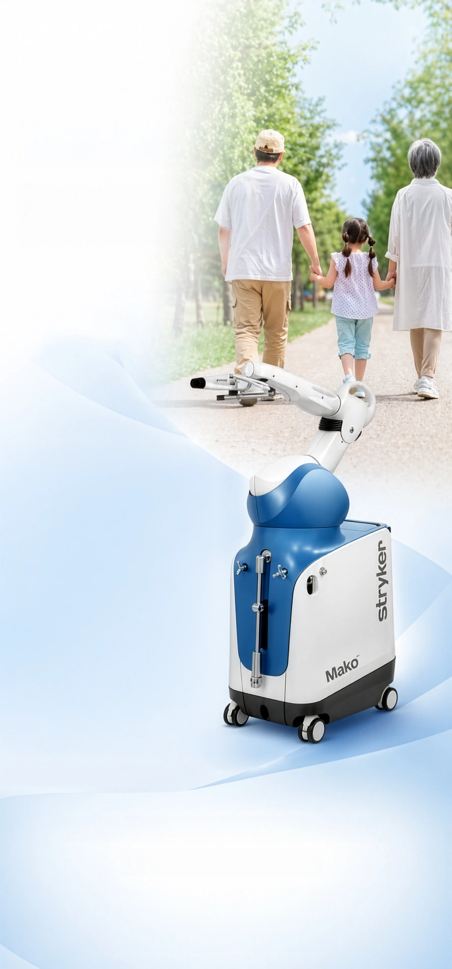 歩く家族と最新のロボットアーム